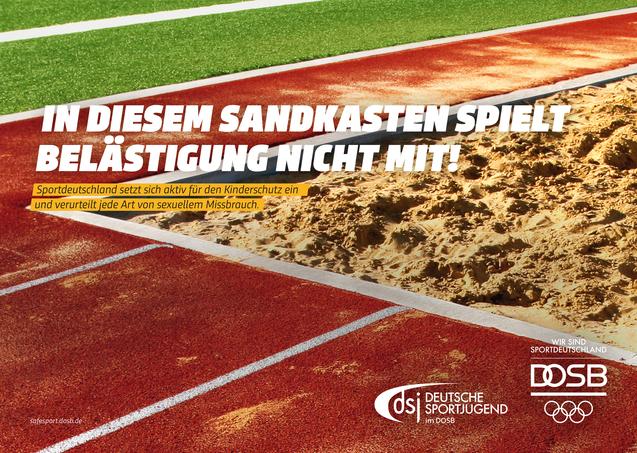 Weitsprunggrube mit roter Anlaufbahn; Schrift: „In diesem Sandkasten spielt Belästigung nicht mit!“