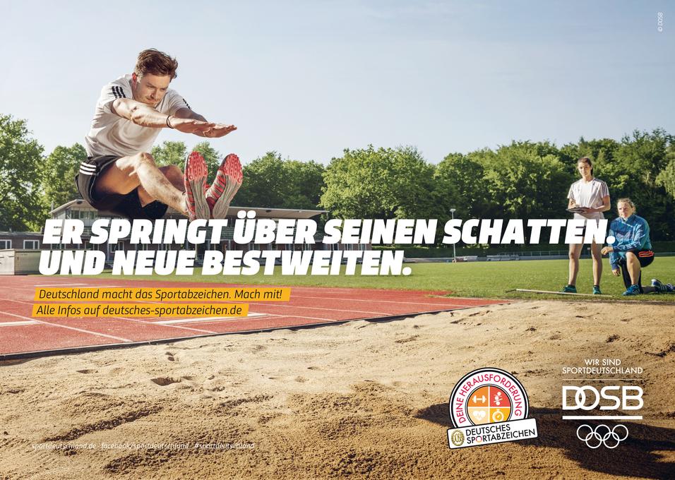 Weitspringer in der Luft über Sandgrube; Schrift: „Er springt über seinen Schatten. Und neue Bestweiten.“